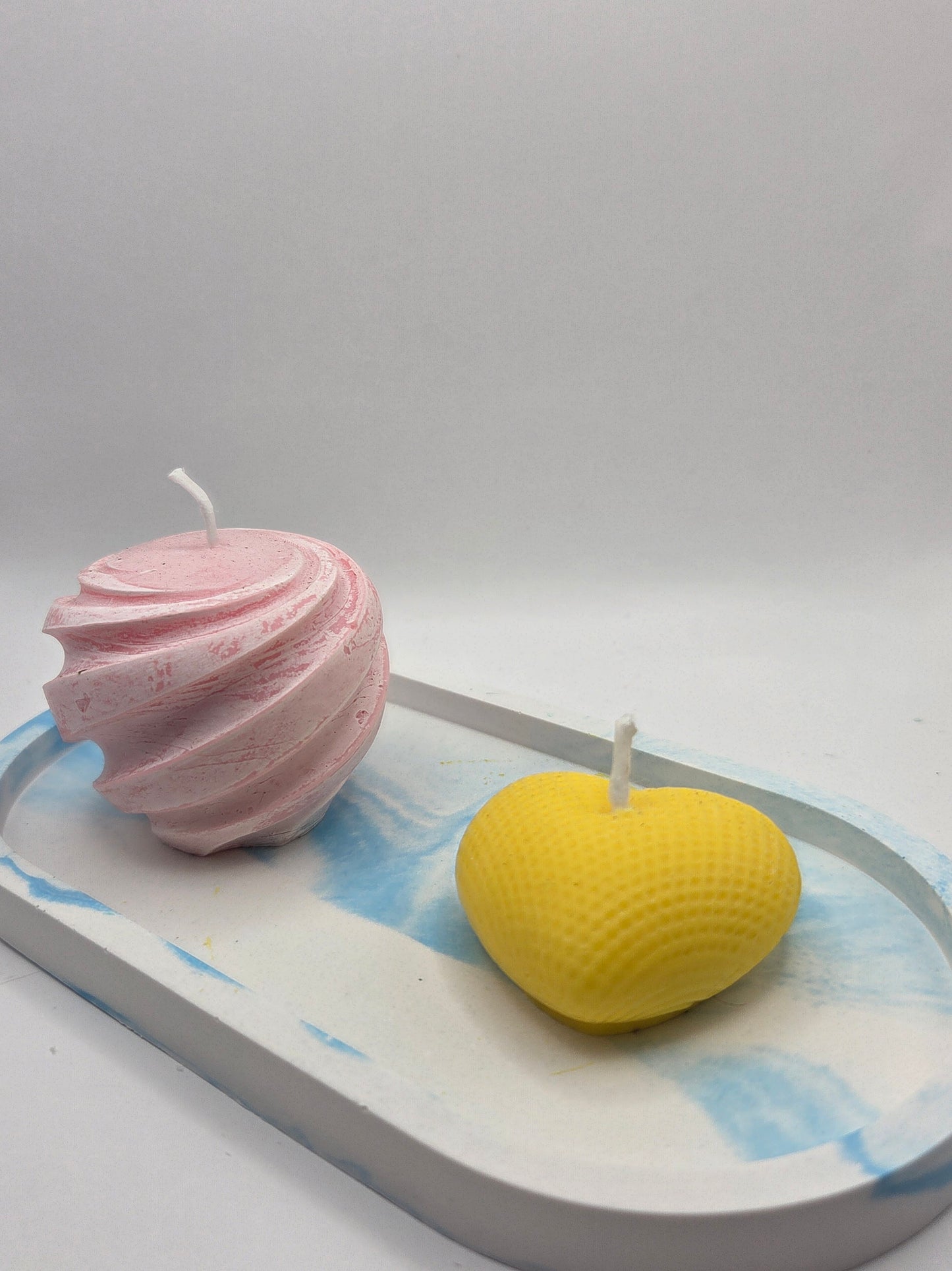 Bolletje met hartje op een blauwe onderlegger