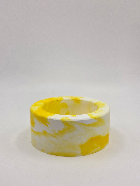 Gele theelichthouder